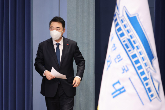 27일 박수현 청와대 국민소통수석이 춘추관에서 문재인 대통령 설 연휴 일정 등과 관련한 브리핑을 위해 이동하고 있다. 연합뉴스.